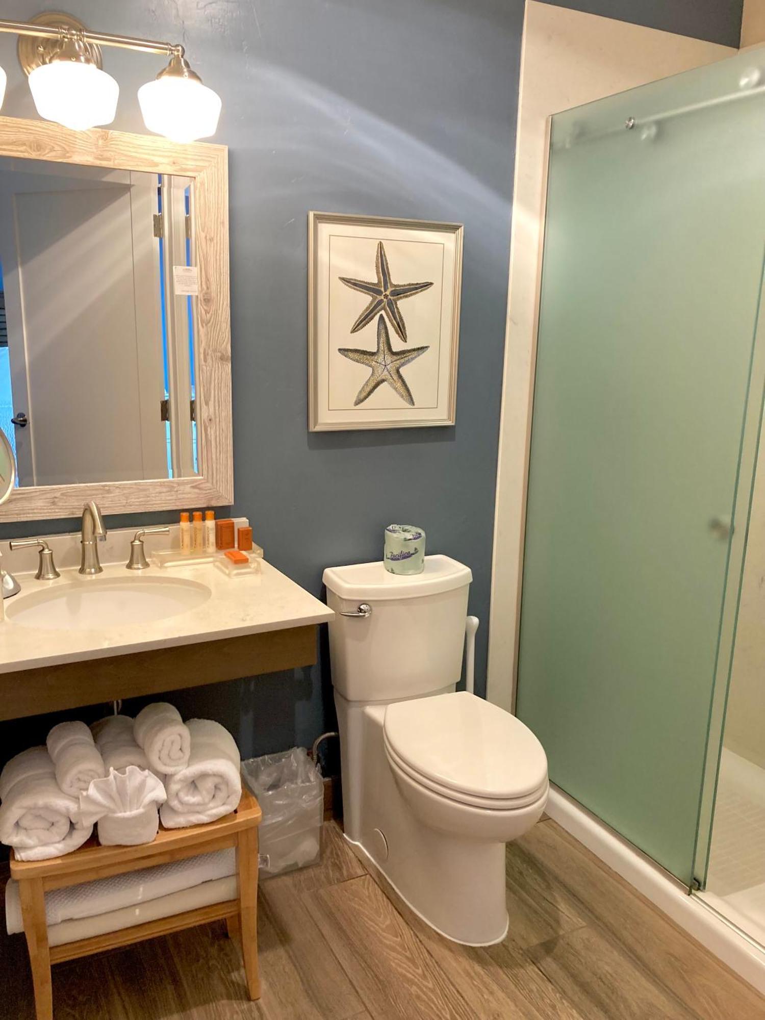 Sand Pebbles Inn Камбрия Екстериор снимка