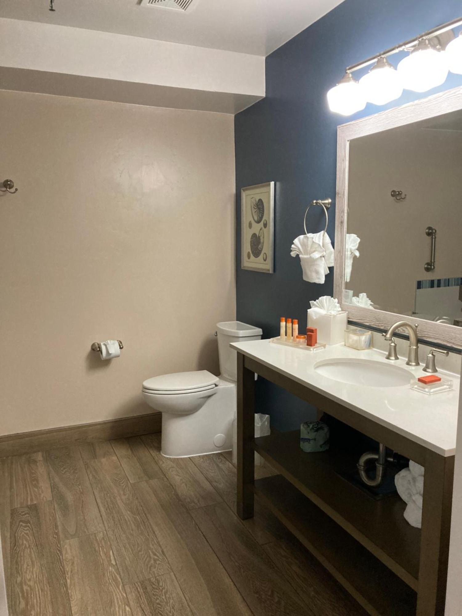 Sand Pebbles Inn Камбрия Екстериор снимка
